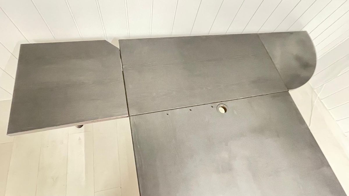 Schreibtische: Tisch – Gebraucht aus Weggis von dominiquejoerin 1