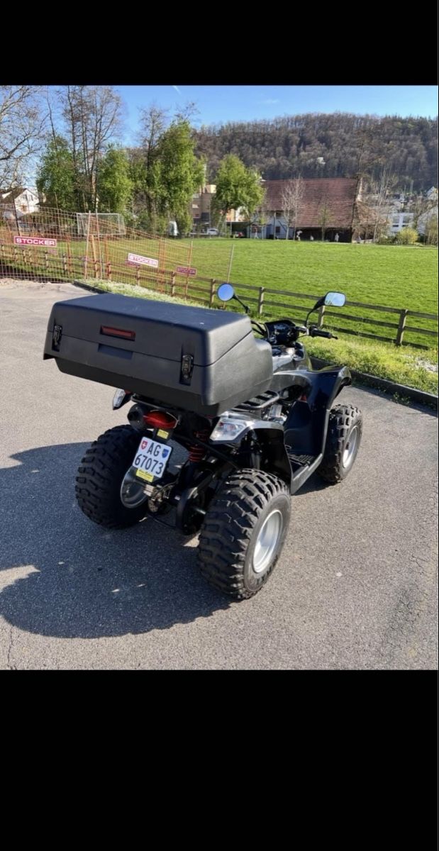 Quads: Quad Daelim schwarz mit Heckbox – D'occasion à Untersiggenthal par sal_b9fv 3