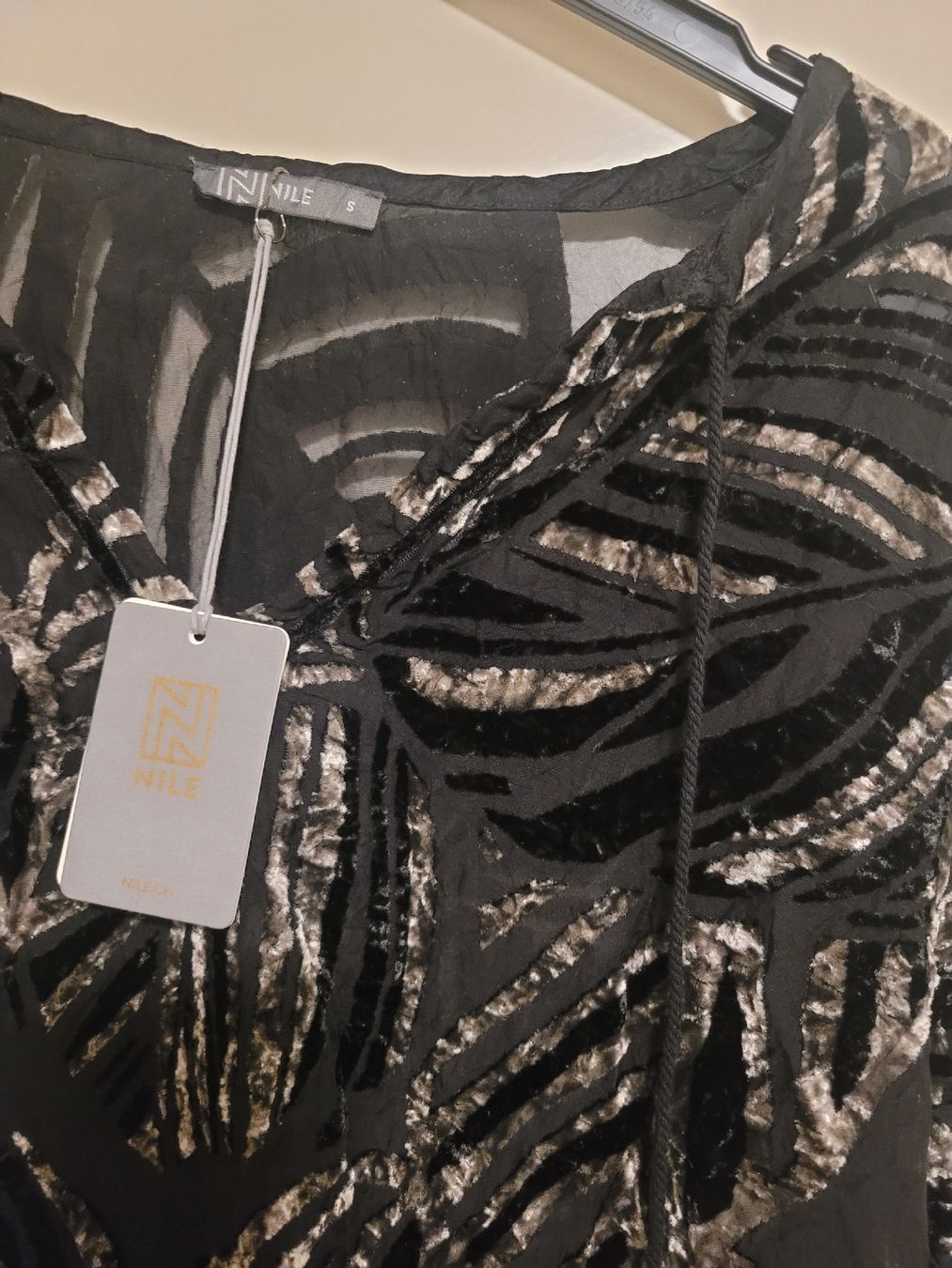 Nile Blusen: nile bluse, neu, gr S, schwarz/silber – Neu und originalverpackt aus Luzern von Ami-be 1