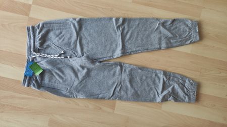 neue, graue Trainerhose von kids Gr 140