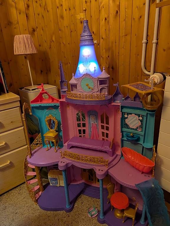 Case e mobili per bambole: Barbie Schloss – Usato da Köniz venduto da lauralinda2024