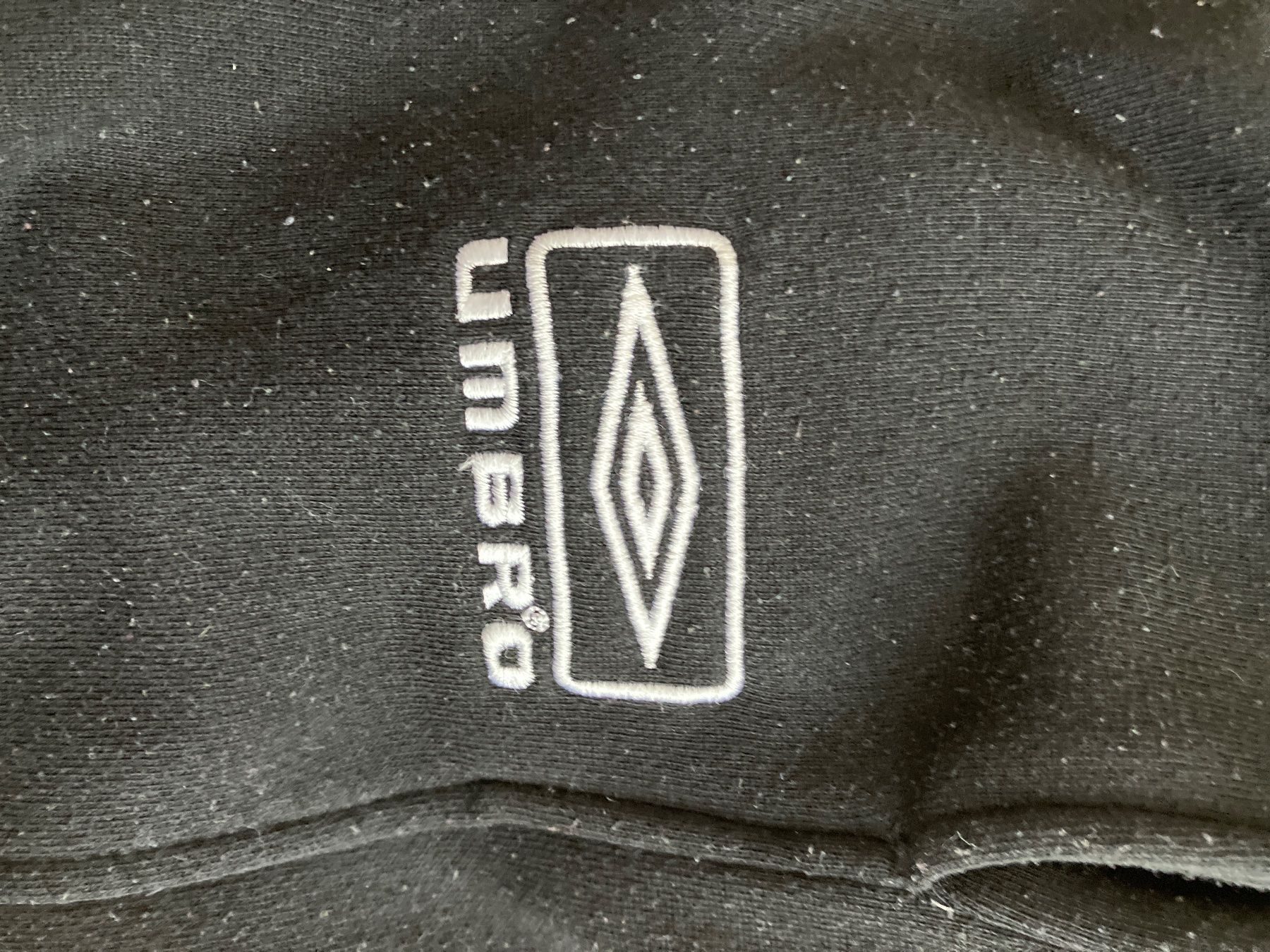 Pantaloni: Schwarze Umbro Trainingshose, Gr. M oder L – Usato da Bern venduto da ann_v2kg 2