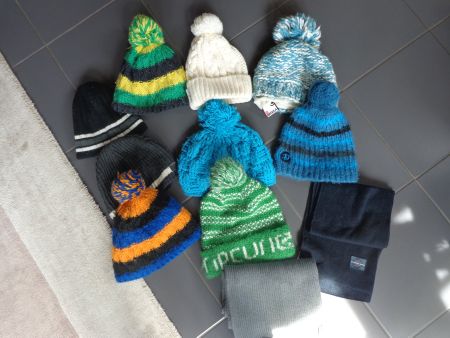 Winter Zottel- und Schneemützen 9 Stk und 2 Schal's