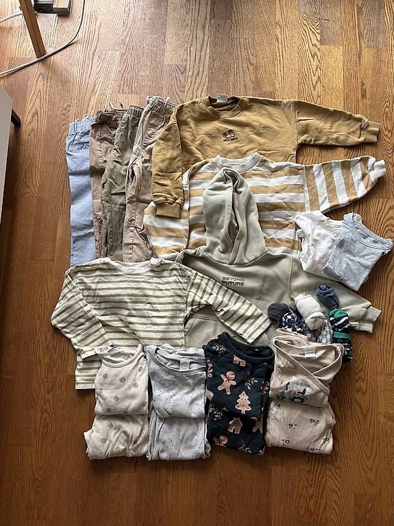 Lotti & Set di vestiti: Kleiderpaket Gr. 104 – Usato da Ottenbach venduto da BOL