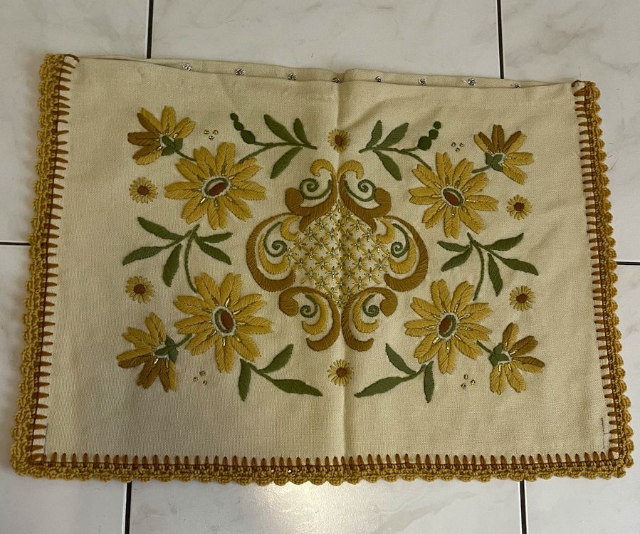 Nappe vintage brodée à la main - Canada