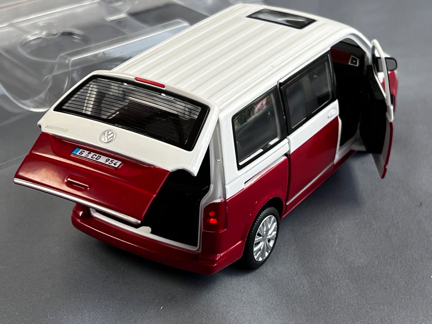 Kit di modellismo & Modellini statici: VW T6 Multivan officially authorized 1:32 model – Nuovo e nell'imballaggio originale da Thônex venduto da lufoto 2