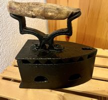 Altes Kohlebügeleisen aus früheren Zeiten.