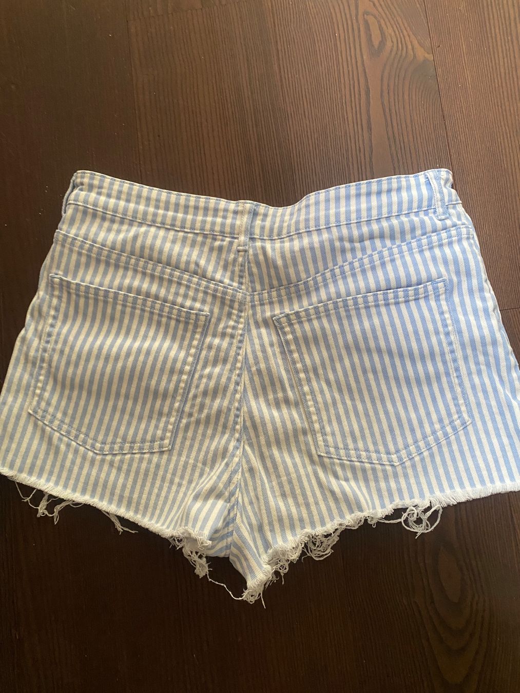 H&M Jeans: Jeans Shorts, Gr. M, hellblau-weiss – Usato da Dielsdorf venduto da sissy04 1