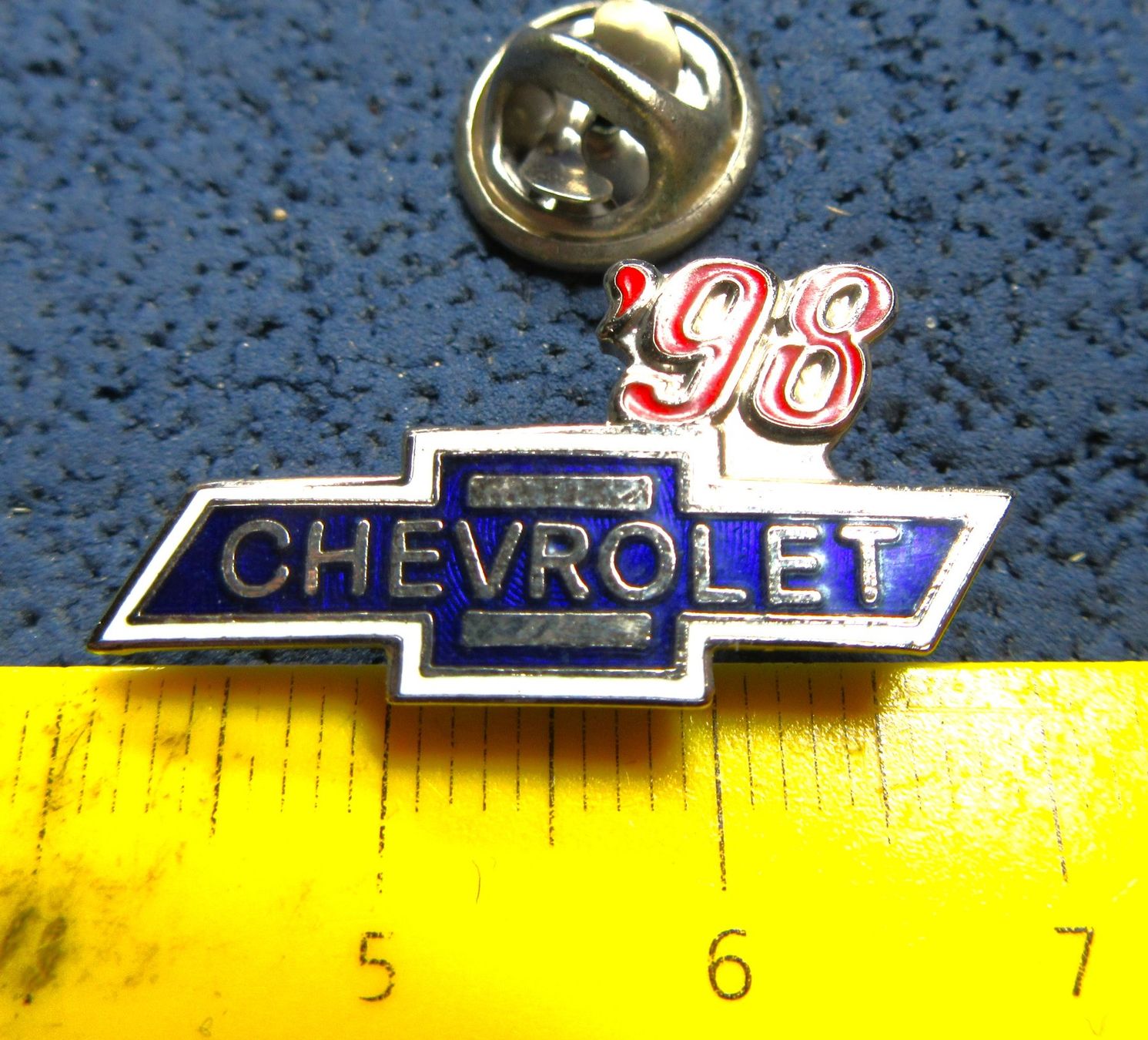Chevrolet Plaketten & Abzeichen: CHEVROLET '98 LOGO AUTO PIN ENAMEL SILBRIG – Gebraucht aus Ettingen von Hausi4711