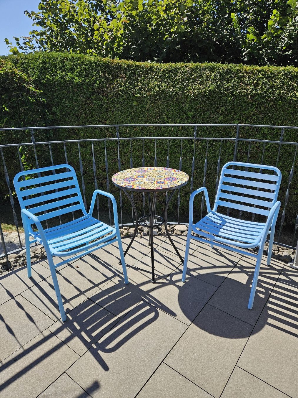 Set di tavolo e panche: Gartentischli und Stühle Set blau Mosaik – Usato da Menziken venduto da the_zw6x