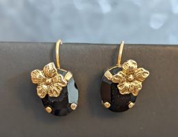 Boucles d'oreilles ornées de petites fleurs dorées