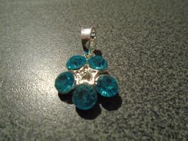Anhänger Blume, silberfarbig/hellblaue Steinchen