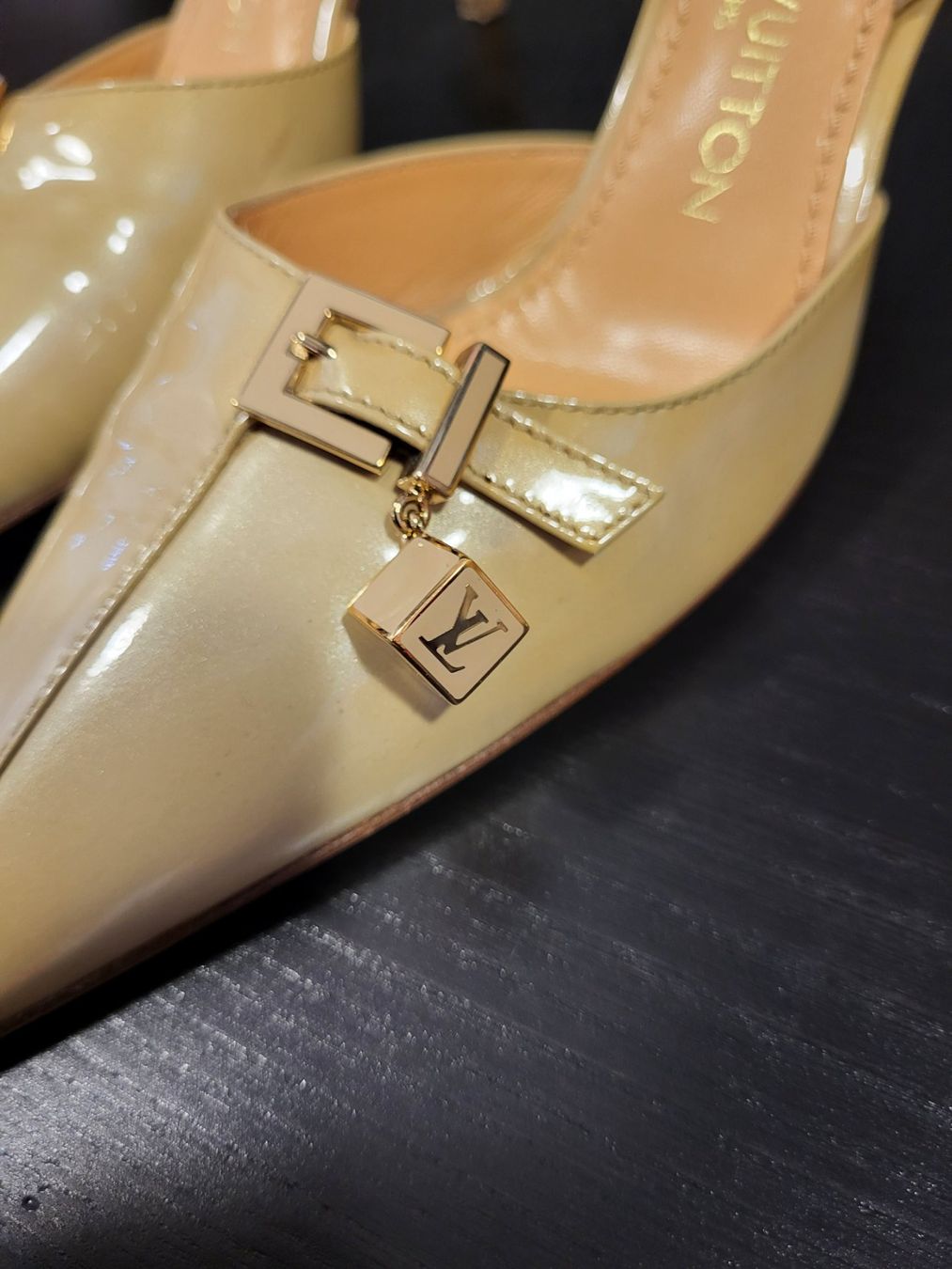 Louis Vuitton Scarpe da donna: Louis Vuitton Slingpumps beige Lackleder Grösse 40 – Nuovo (secondo la descrizione) da Locarno venduto da ernsthofmann 4