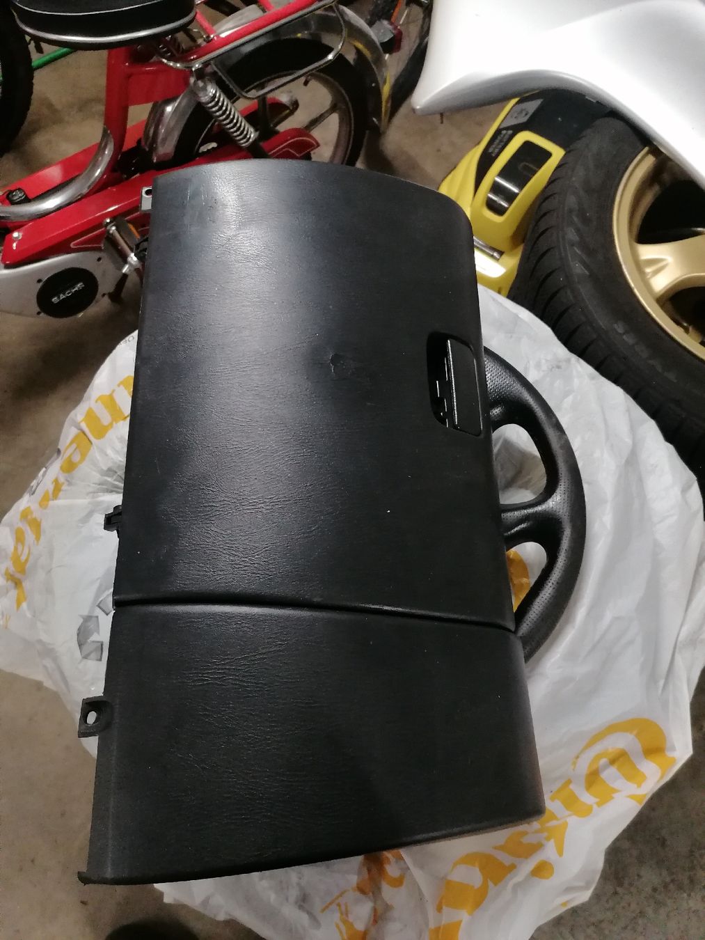 Subaru Tutti pezzi di ricambio auto: Handschuhfach Impreza GT – Usato da Zullwil venduto da mic_w25b