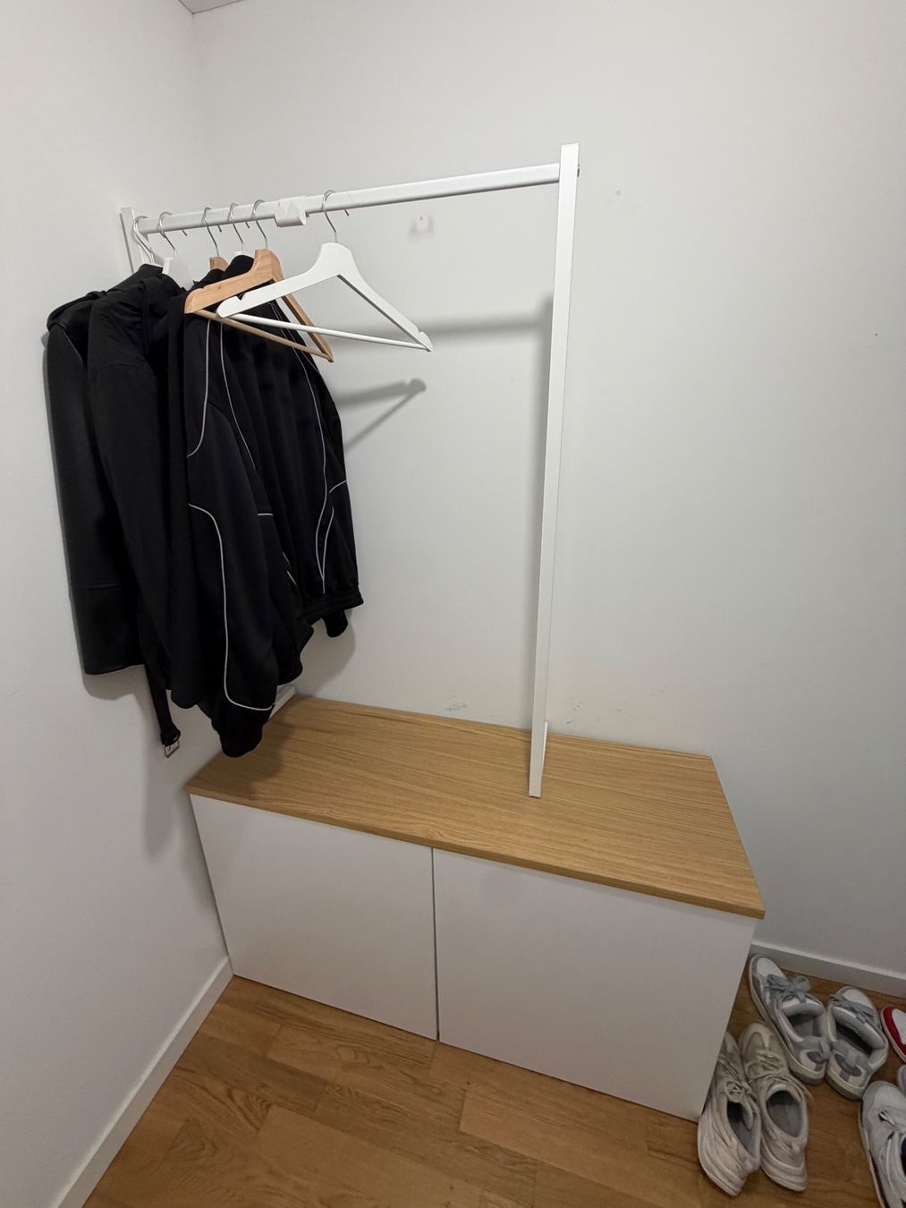 Ikea Cassettiere: Ikea Besta Korpus 2x inkl. Kleiderstange – Usato da Luzern venduto da LivioTheiler 2