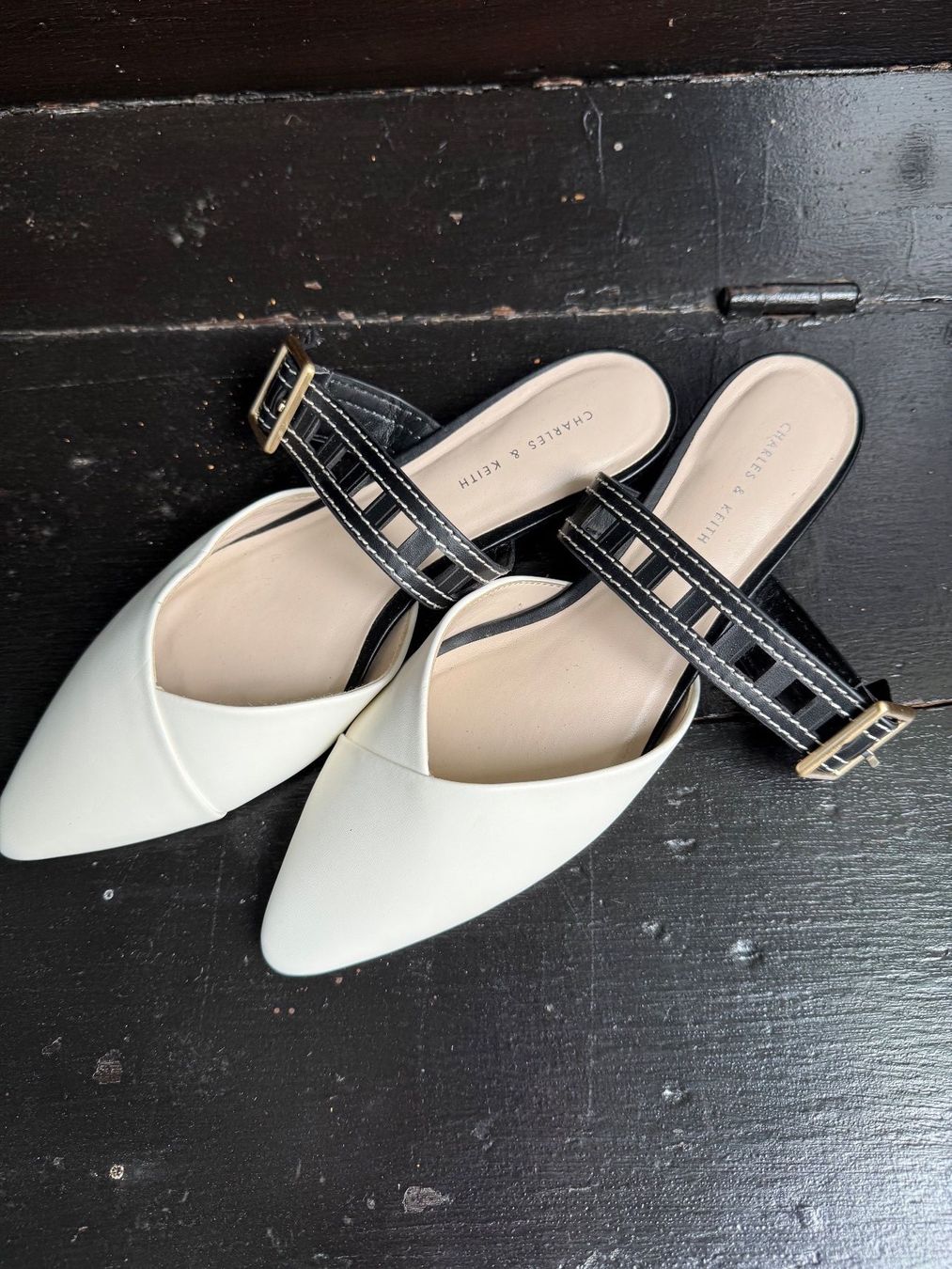 Chaussures femmes: Slipper schwarz / weiss Gr 37 – D'occasion à Kirchdorf AG par sauglatt01