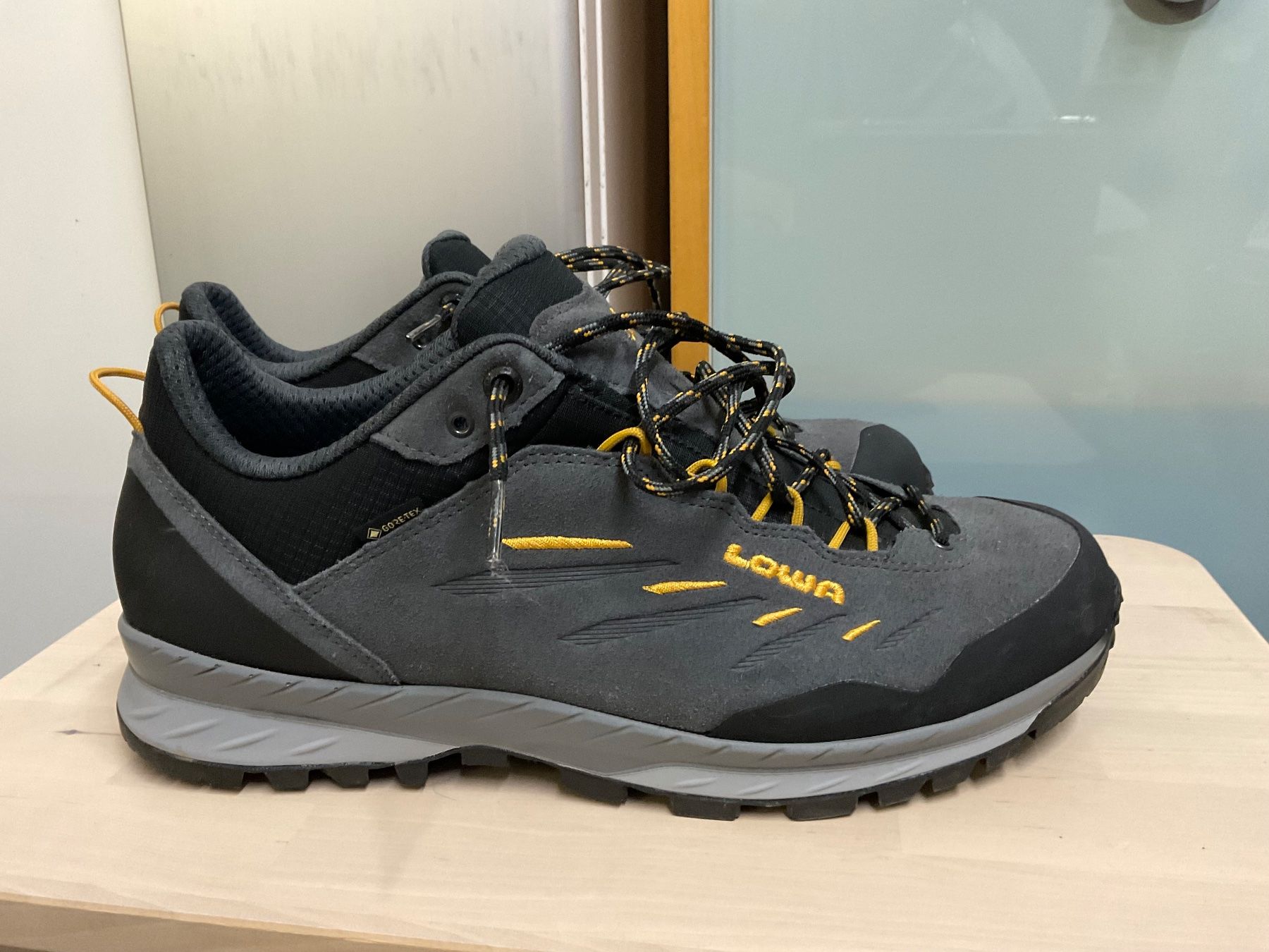 Lowa Scarpe da uomo: Lowa Wanderschuhe mit Gore-Tex – Usato da Egolzwil venduto da CasperJanssen
