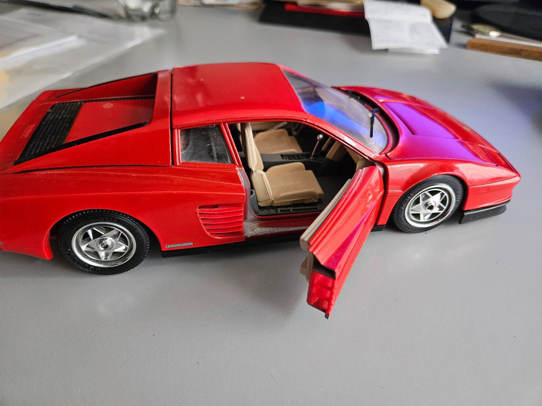 Ferrari Voitures modèles: Ferrari Testarossa 1984 Modellauto 1/18 – D'occasion à Langendorf par Bruenu 1