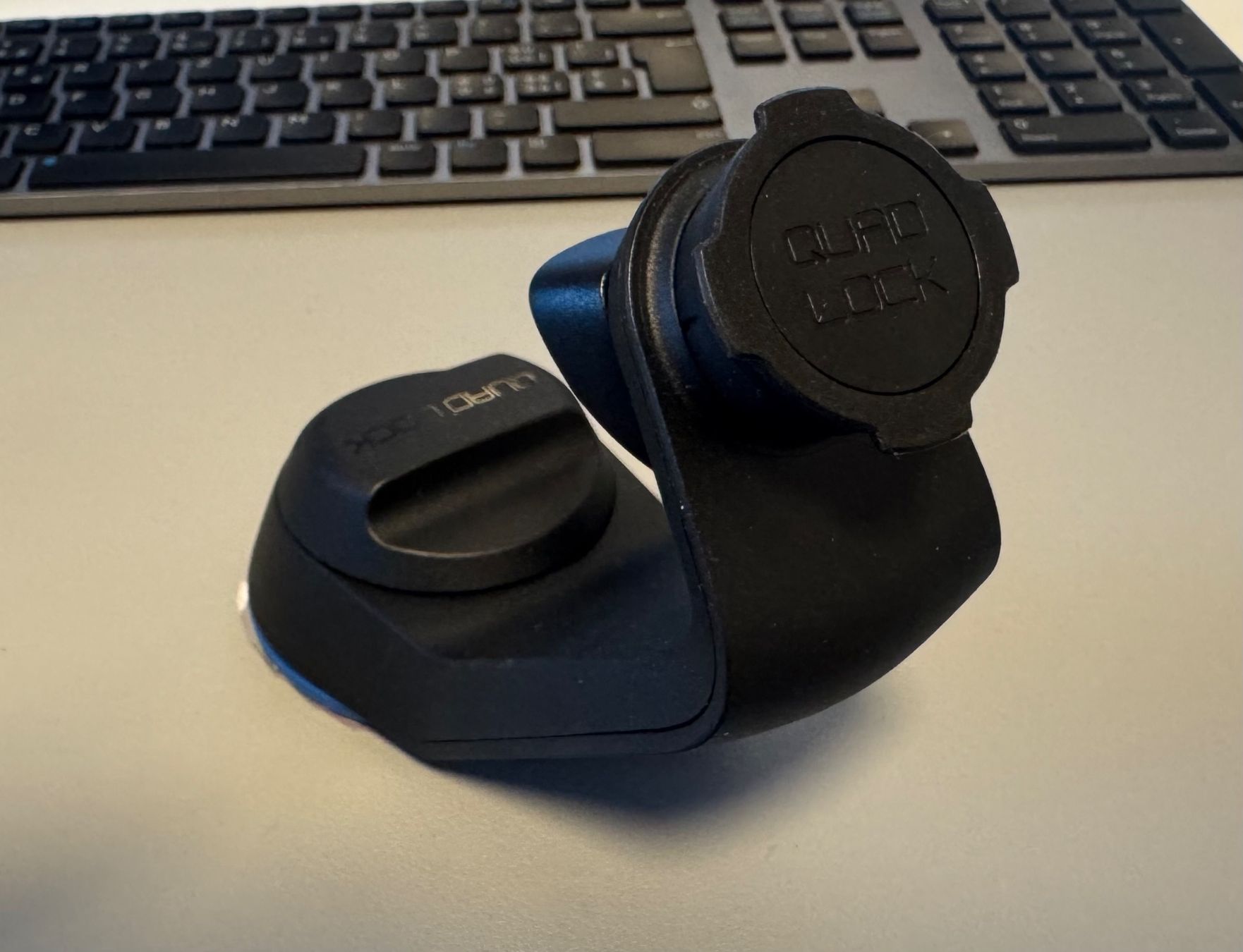 Quad Lock Halterungen: Quad Lock Auto-Halterung & Wireless Charger Head – Gebraucht aus Reinach BL von yucatan_ 1