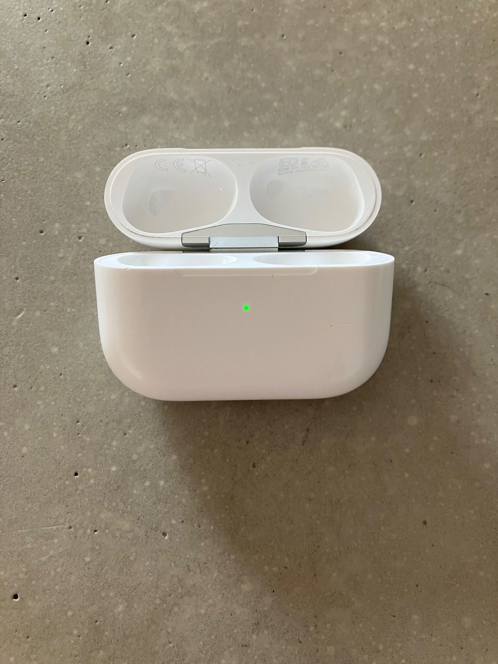 Apple Cuffie: Apple AirPods Pro 1 Charging Case – Usato da Lausanne venduto da mr.v