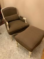 Sessel mit Hocker