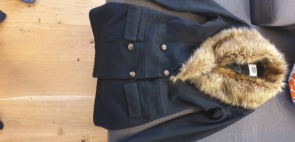 Mäntel: dünner Stoffmantel mit Kunstfell schwarz Grösse M – Gebraucht aus Langendorf von RE17