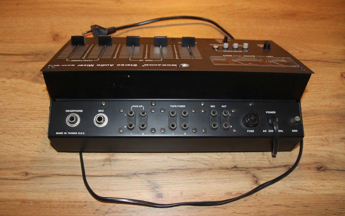 Monacor Console di mixaggio: Monacor Stereo Audio Mixer SAM-500 – Usato da Riehen venduto da Revodidi 1