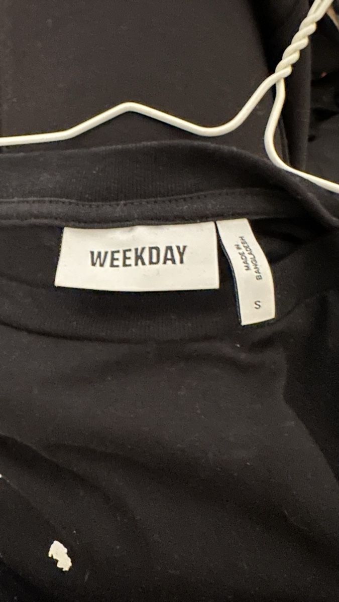 Weekday T-Shirts: Weekday Black Moon Graphic T-Shirt - Size SMALL – Gebraucht aus Genève von ravehotline 1