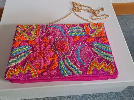 Pinke Tasche mit bunten Stickereien