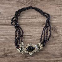 Elegantes Kropfband mit Granaten