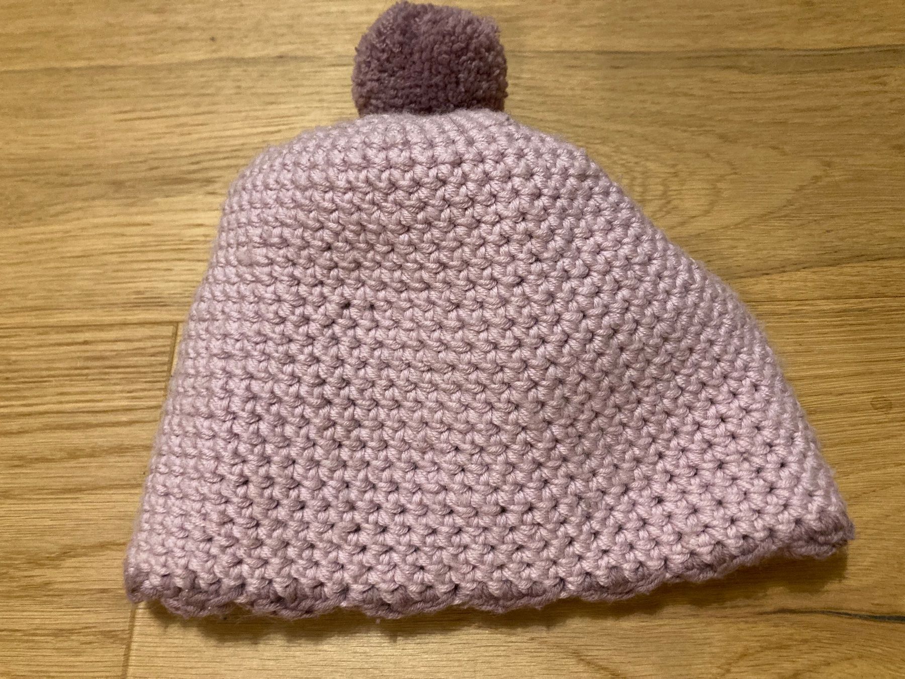 Sonstige Mädchenkleider: Handgemachte, gestrickte Mütze mit Bommel, Lila – Gebraucht aus Oberstammheim von Annatina11