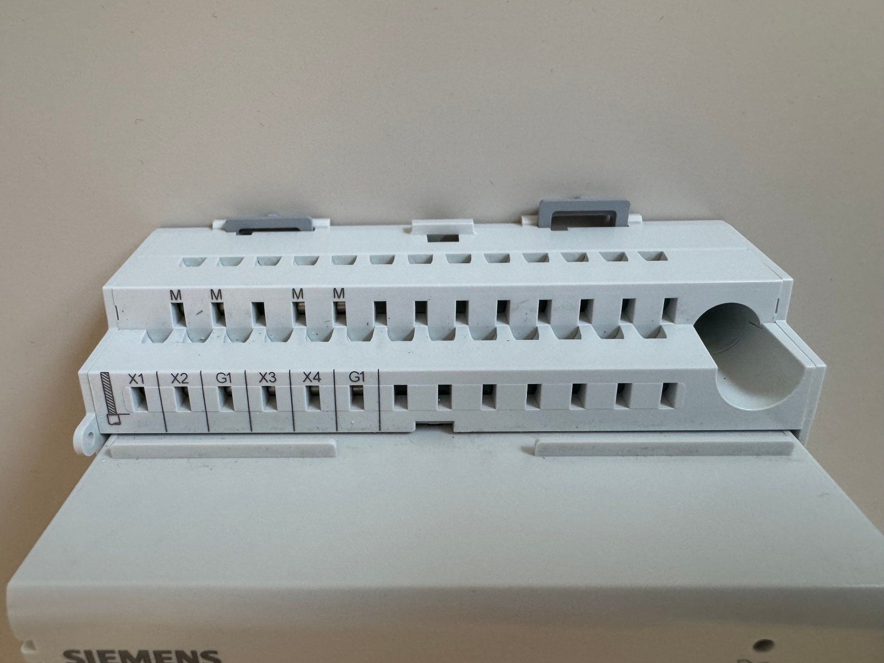 Siemens Componenti elettronici: Siemens-KNX RMZ787 Universalmodul – Usato da Trimbach venduto da ORTHOPORT 2