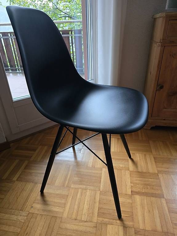 Vitra Stühle: 1x Vitra Eames Plastic Side Chair DSW, neu – Neu und originalverpackt aus Gossau SG von Novaforte