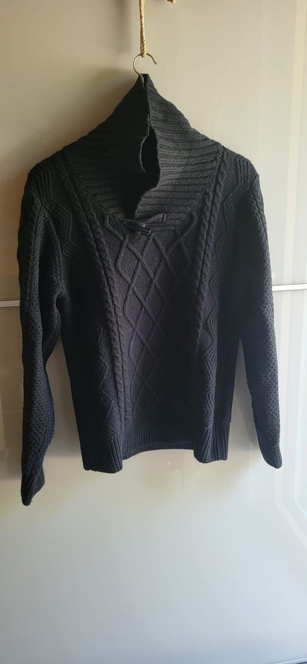 Pullover & Sweatshirts: Schwarzer Herrenpullover mit Rundhalsausschnitt – Gebraucht aus Curio von mia_vb5z