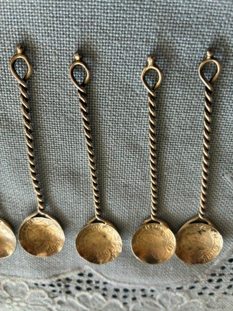 Cucchiai: cuillére  à mokka . argent avec pièce de monnaies – Usato da Evilard venduto da nenette01 1