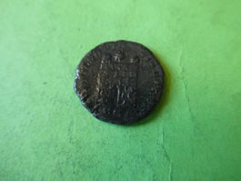 uralte Bronzemünze  Stadttor  19 mm     2.29 g