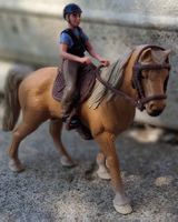 Pferd mit Reiterin und Zubehör 