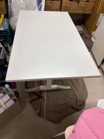 Schöner heller Tisch mit weisser Platte, ideal für Büro/H...
