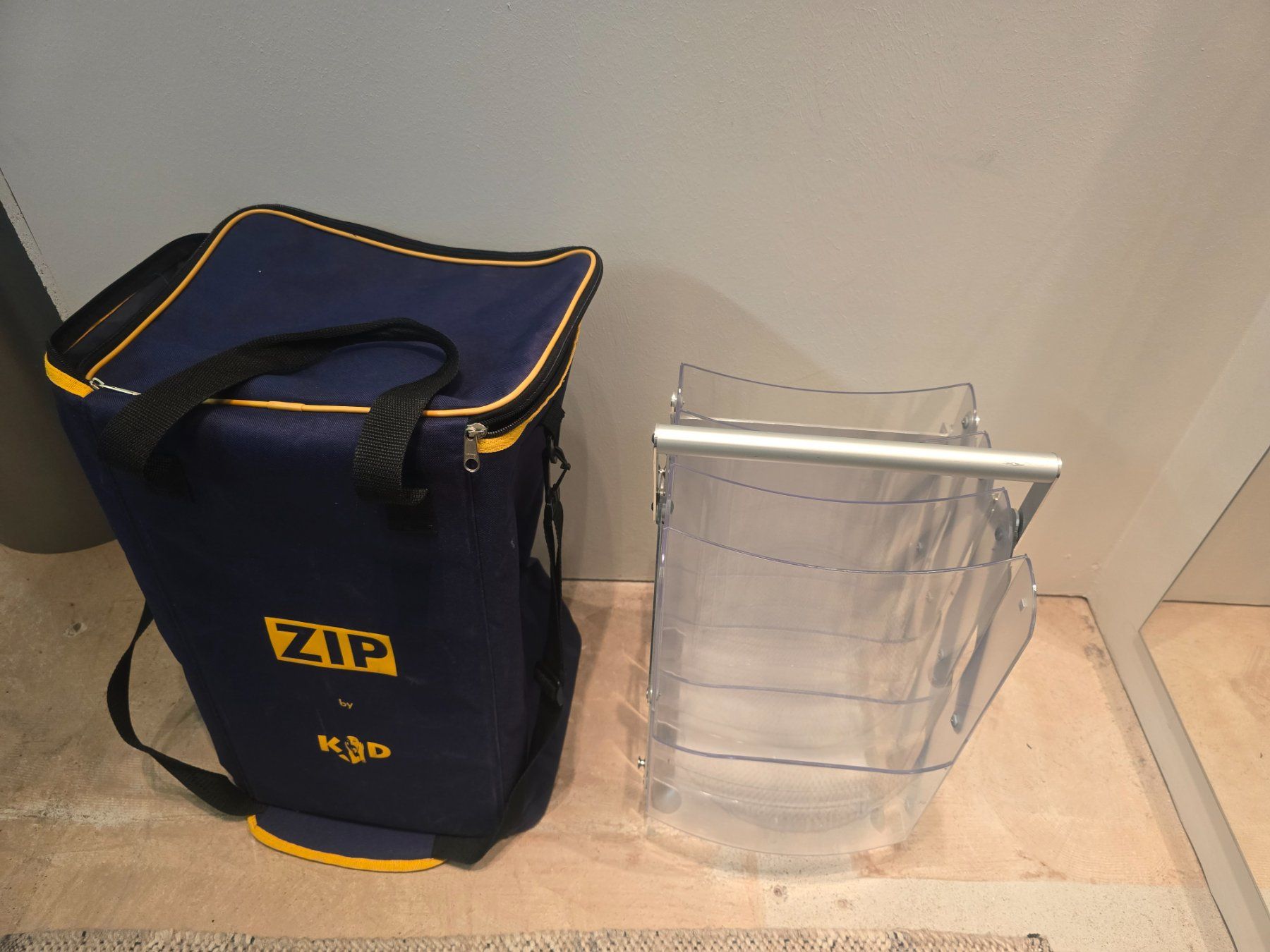 Sonstige Dekorationen & Accessoires: ZIP Displays Prospekthalter zusammenklappbar – Gebraucht aus Zofingen von Loop_ReSale 4