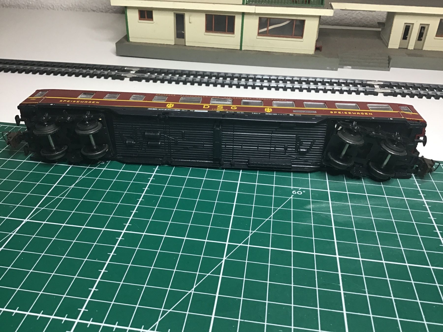 Trix Modelleisenbahnen: TRIX EXPRESS DSG PERSONENWAGEN H0 – Gebraucht aus Männedorf von Spezial-Modelle 2
