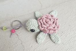 Amigurumi Schlüsselanhänger mit Schildkröte Rose