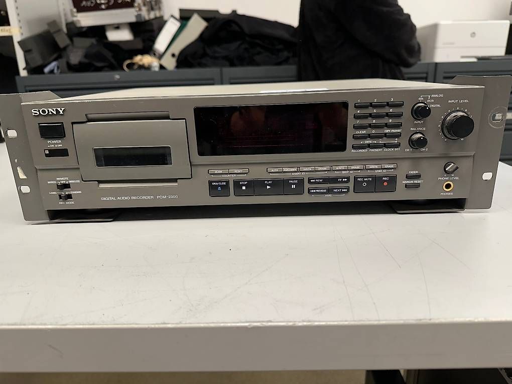 Sony Aufnahmegeräte: Enregistreur DAT Professionnel Sony PCM-2300 – Gebraucht aus Genève von nuage_gris