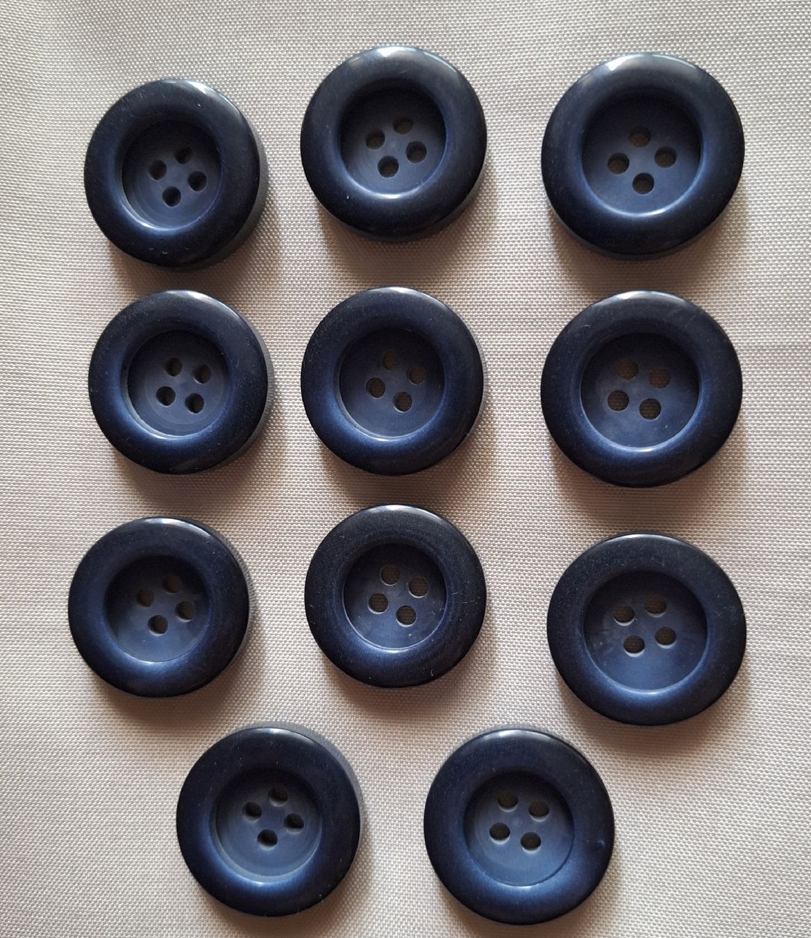 Bottoni: 11 Knöpfe, Blauschwarz, 28 mm. – Usato da Dietikon venduto da Hirschkopf