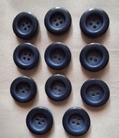 11 Knöpfe, Blauschwarz, 28 mm.