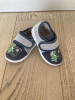 Kinderhausschuhe mit Dinosauriern und Fußballmotiv 23