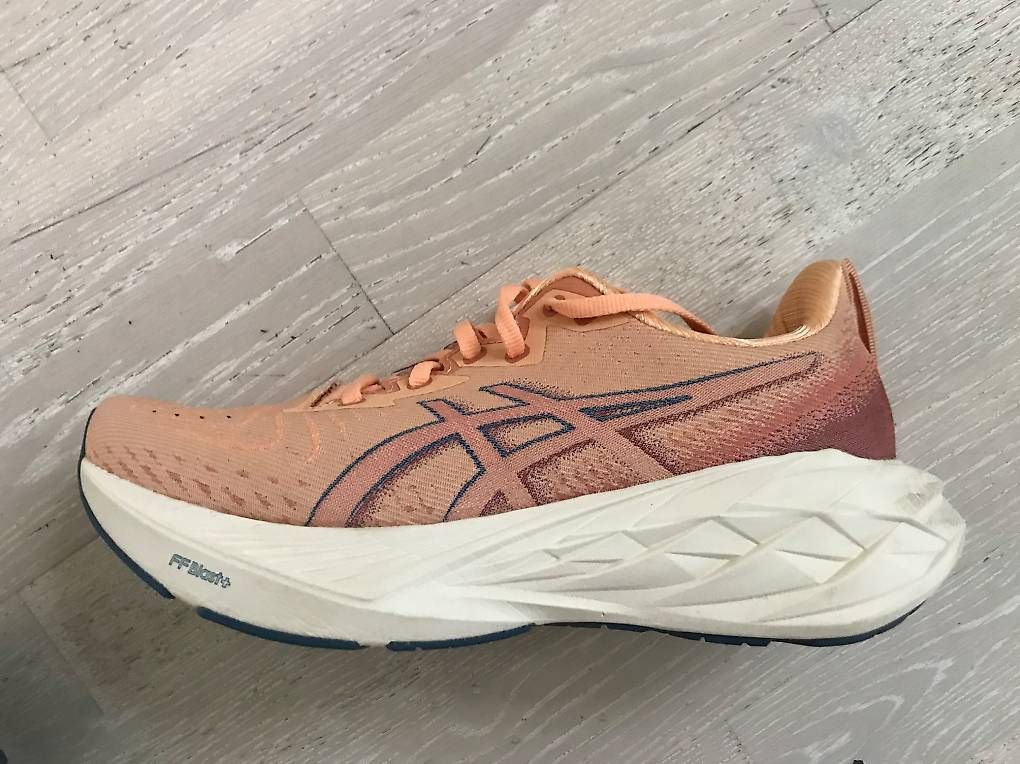 Herrenschuhe: Asics Novablast 4 Grösse EU 40 / US 8.5 – Gebraucht aus Kaiseraugst von Bedabe 2