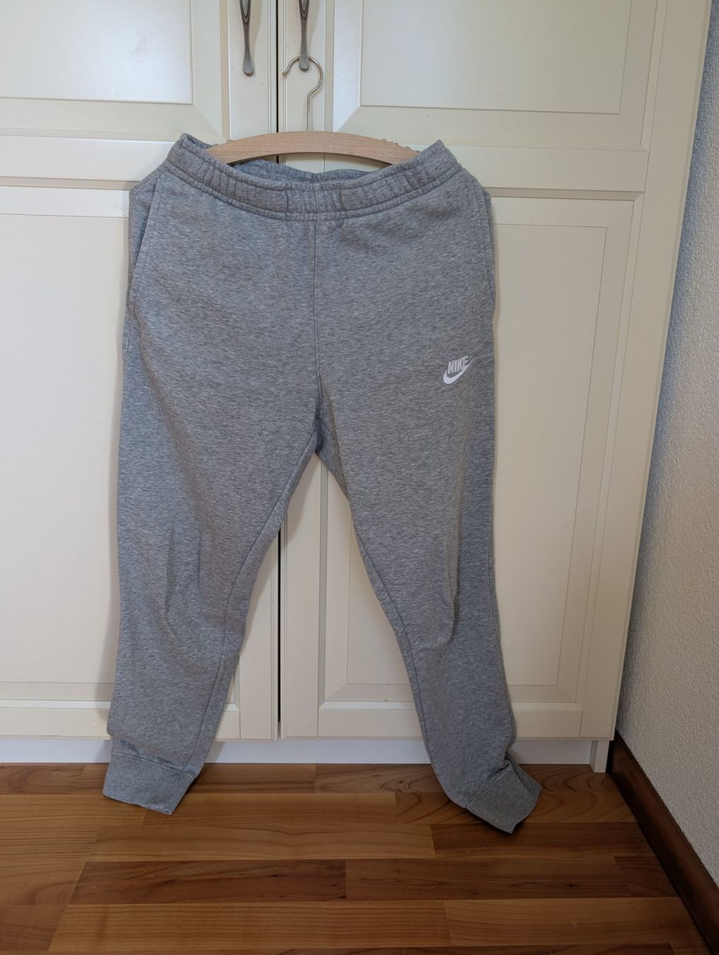 Nike Pantaloni: Trainerhose Nike – Usato da Bärschwil venduto da sch_p7g7