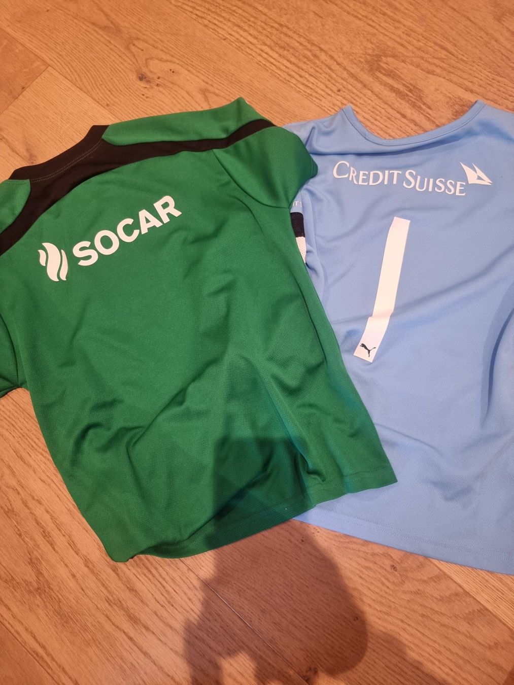 Scarpe, pantaloni & magliette da ginnastica: 2 Fussballshirts, 152 – Usato da Buttikon SZ venduto da Limo180 3