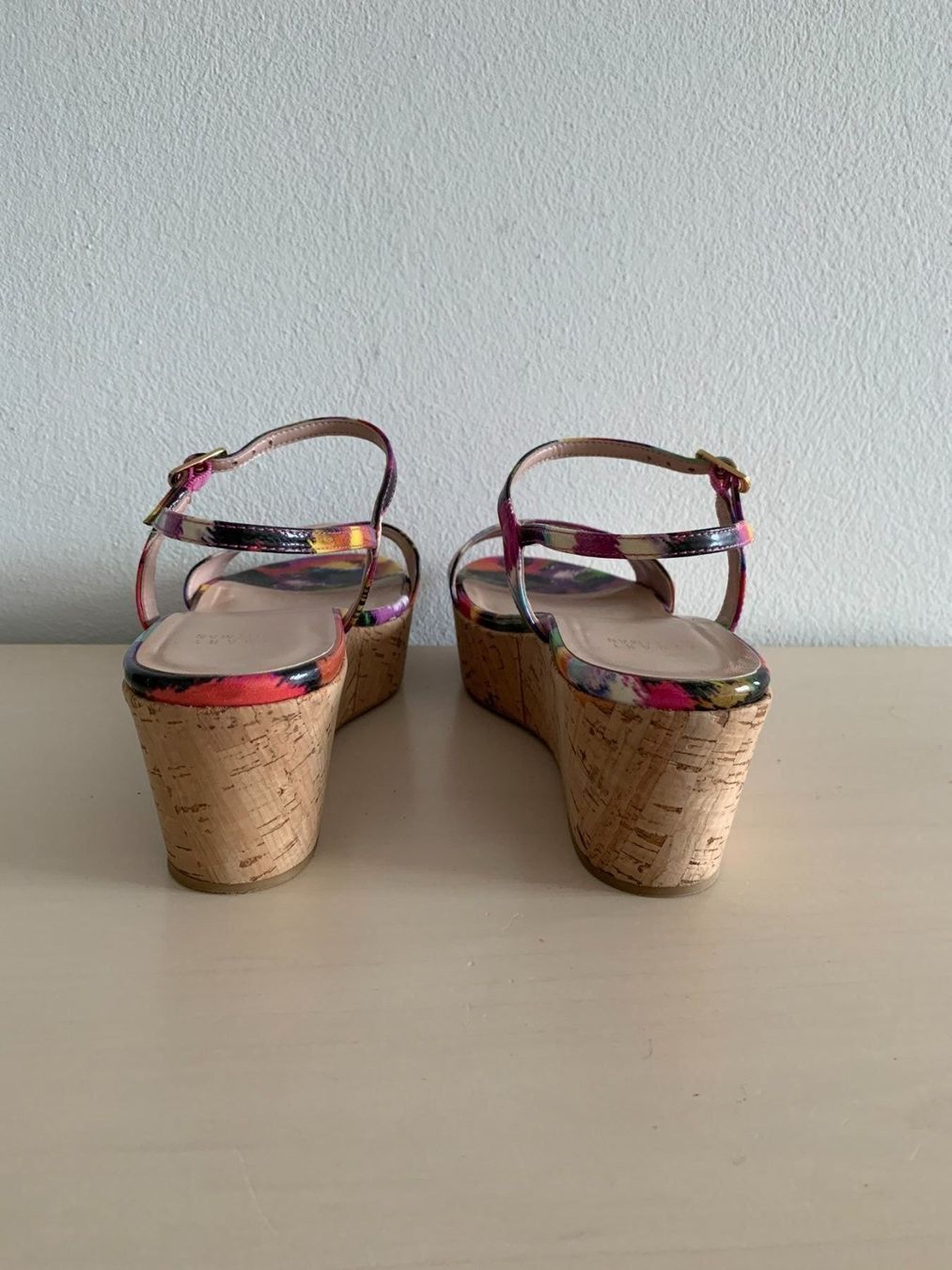Stuart Weitzman Scarpe da donna: STUART WEITZMAN: Edle florale Lackleder Sandale, 37,5 – Nuovo (secondo la descrizione) da Luzern venduto da designluzern 7