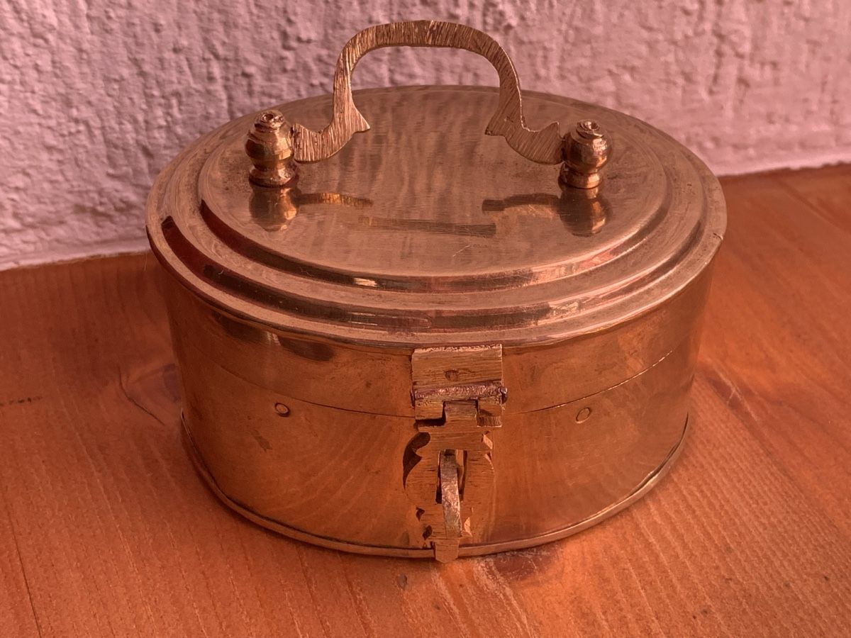 Barattoli: Kleine Schmuckdose aus Messing oval mit Deckelgriff – Usato da Nunningen venduto da silvermoon68 5